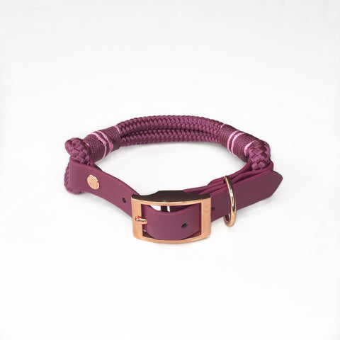 Hundehalsbånd i aubergine/lyserød lavet i reb og vegansk læder og detaljer i rosegold.