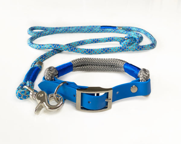 Hundehalsbånd i grå reb og azurblå vegansk læder og sølv detaljer. Matchende hundesnor i smuk blå farve og sølv karabinhage.