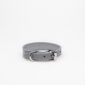 Hundehalsbånd i grå med sølv detaljer som lyser op i mørket. Hundehalsbåndet er lavet i vegansk læder.