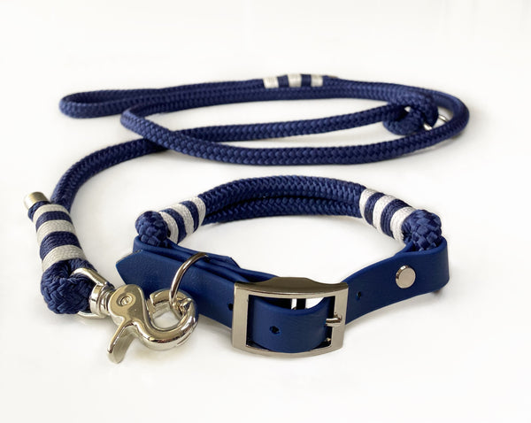 Hundesnor og matchende hundehalsbånd i navyblå med hvide og sølv detaljer. Hundesnoren er lavet i reb og hundehalsbåndet er lavet i reb og kunstlæder.