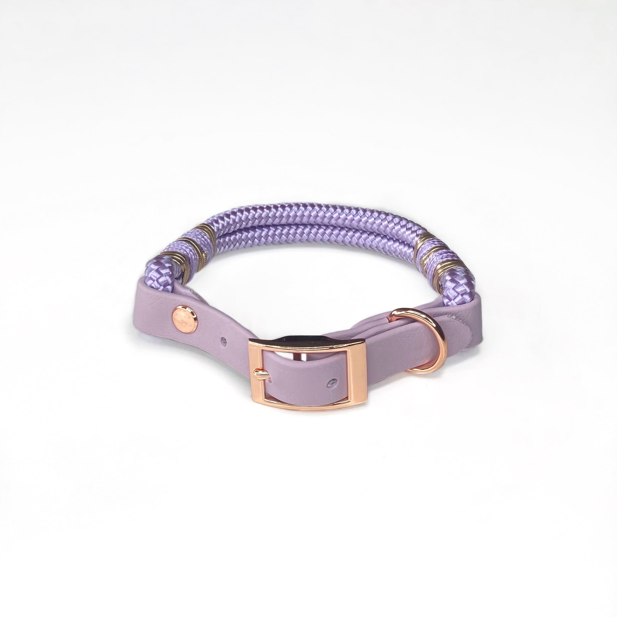 Smukt og feminint hundehalsbånd i lys lilla med rosegold detaljer. Hundehalsbåndet er lavet med reb og vegansk læder. 