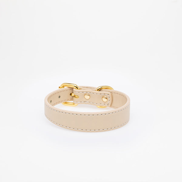 Hundehalsbånd i beige lavet i vegansk læder med guld detaljer. Halsbåndet er en smule bredere end normale halsbånd for at undgå nakkeskader.