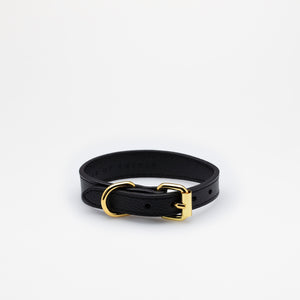 Hundehalsbånd i sort vegansk læder med guld lukning og guld detaljer.