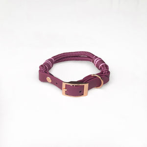 Hundehalsbånd lavet af reb og vegansk læder. Aubergine farvet og lyserød med rosegold detaljer.