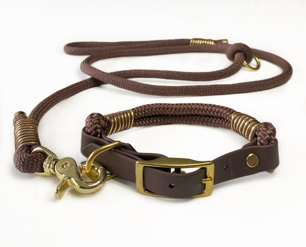 Brun hundesnor med matchende hundehalsbånd i brunt reb og brunt kunsrlæder med gyldne detaljer.