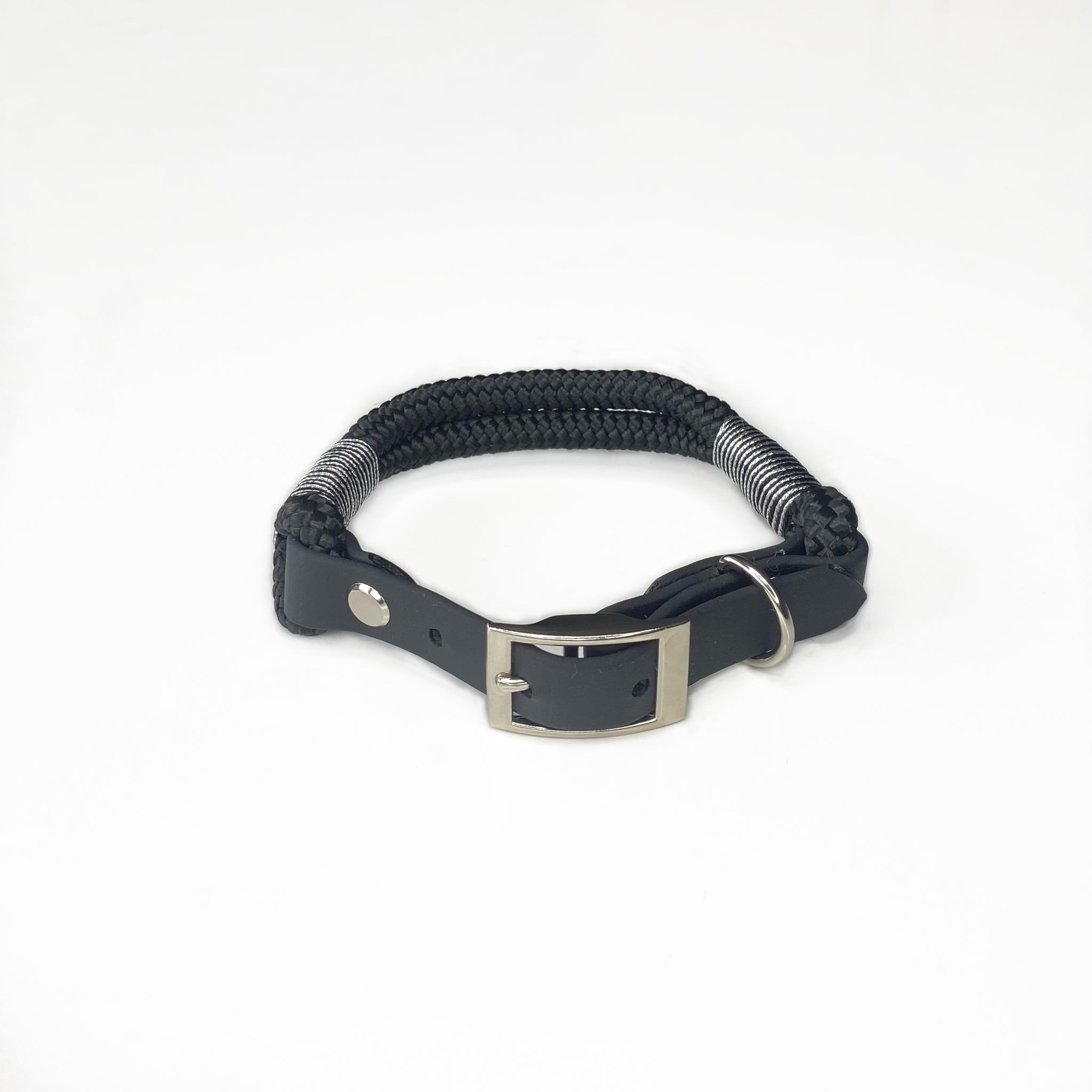 Hundehalsbånd i sort reb med sort vegansk læder og sølv detaljer. Hundehalsbåndet lyser i mørket.