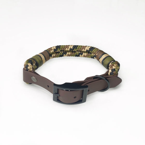 Hundehalsbånd lavet i reb og kunstlæder i camouflage-farve og brun. Lukningen og detaljerne på hundehalsbåndet er sort. 