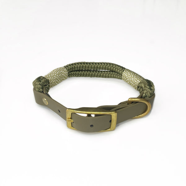 Mørkegrønt hundehalsbånd lavet i reb og kunstlæder med detaljer i guld.