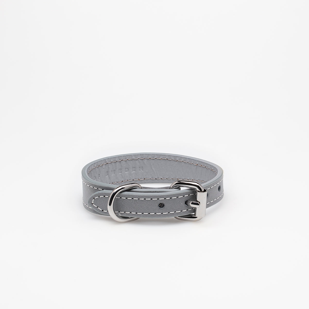 Hundehalsbånd i grå med sølv detaljer som lyser op i mørket. Hundehalsbåndet er lavet i vegansk læder.