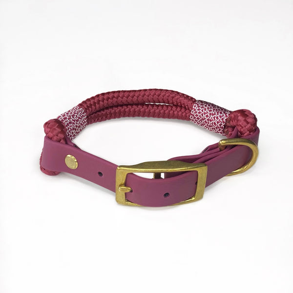 Smukt hundehalsbånd i bordeaux rød med gyldne detaljer. Hundehalsbåndet er lavet i reb og kunstlæder.