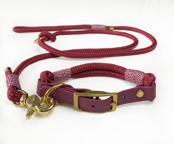 Hundehalsbånd og matchende hundesnor i bordeaux rød med gyldne detaljer. Hundesnoren er lavet i reb og hundehalsbåndet er lavet i reb og kunstlæder. 